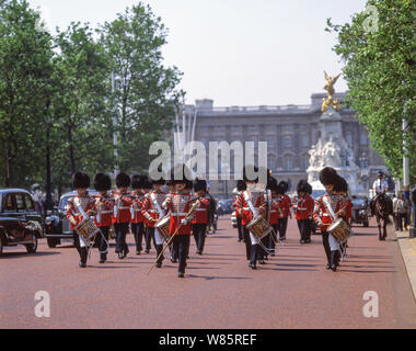 Royal Grenadier Guards Band marschieren auf der Mall, Westminster, London, England, Vereinigtes Königreich Stockfoto