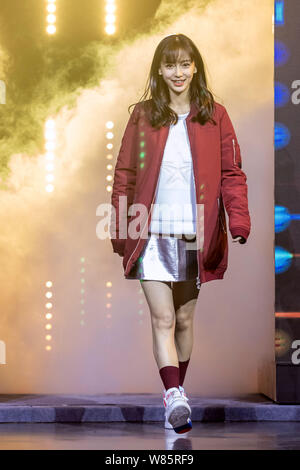 Hong Kong Model und Schauspielerin Angelababy besucht eine Werbeveranstaltung für Adidas Neo in Shanghai, China, 12. September 2016. Hong Kong Model und Schauspielerin EIN Stockfoto