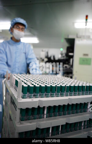 ---- Ein chinesischer Arbeiter Karren neu hergestellten Batterien bei der Anlage von Tianjin Lishen Batterie Aktiengesellschaft Co., Ltd. in Tianjin, China, 6. Juni 201 Stockfoto