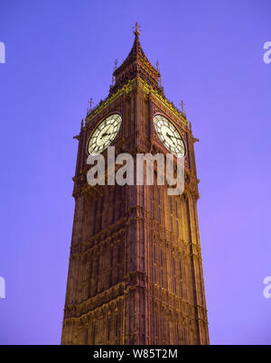Big Ben Clock (Elizabeth Tower) in der Abenddämmerung, Westminster, London, England, Vereinigtes Königreich Stockfoto