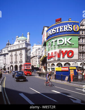 Blick in Richtung Rathausplatz vom Piccadilly Circus, West End, City of Westminster, London, England, Vereinigtes Königreich Stockfoto