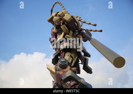 Ein Affe König Statue aus verschrotteten Auto Parts ist auf Anzeige auf einer Fußgängerzone in Qingdao, Provinz Shandong, China 4. Aug. Stockfoto