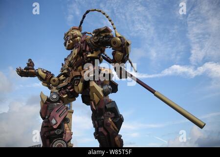 Ein Affe König Statue aus verschrotteten Auto Parts ist auf Anzeige auf einer Fußgängerzone in Qingdao, Provinz Shandong, China 4. Aug. Stockfoto