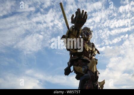 Ein Affe König Statue aus verschrotteten Auto Parts ist auf Anzeige auf einer Fußgängerzone in Qingdao, Provinz Shandong, China 4. Aug. Stockfoto