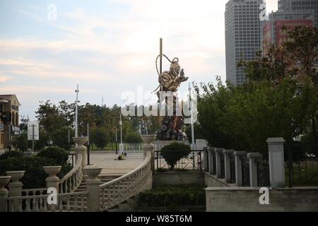 Ein Affe König Statue aus verschrotteten Auto Parts ist auf Anzeige auf einer Fußgängerzone in Qingdao, Provinz Shandong, China 4. Aug. Stockfoto