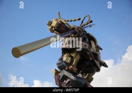 Ein Affe König Statue aus verschrotteten Auto Parts ist auf Anzeige auf einer Fußgängerzone in Qingdao, Provinz Shandong, China 4. Aug. Stockfoto