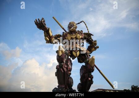 Ein Affe König Statue aus verschrotteten Auto Parts ist auf Anzeige auf einer Fußgängerzone in Qingdao, Provinz Shandong, China 4. Aug. Stockfoto