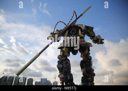 Ein Affe König Statue aus verschrotteten Auto Parts ist auf Anzeige auf einer Fußgängerzone in Qingdao, Provinz Shandong, China 4. Aug. Stockfoto