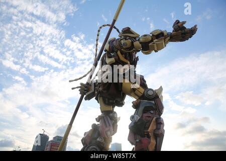 Ein Affe König Statue aus verschrotteten Auto Parts ist auf Anzeige auf einer Fußgängerzone in Qingdao, Provinz Shandong, China 4. Aug. Stockfoto