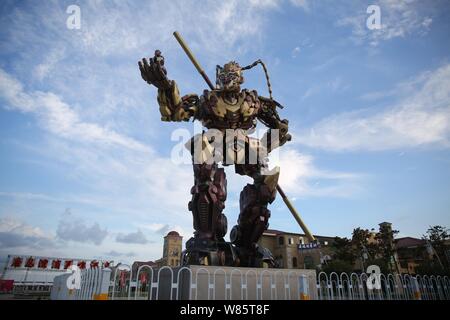 Ein Affe König Statue aus verschrotteten Auto Parts ist auf Anzeige auf einer Fußgängerzone in Qingdao, Provinz Shandong, China 4. Aug. Stockfoto