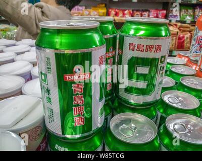 - - - - Dosen von der Tsingtao Beer sind für den Verkauf in einem Supermarkt in der Stadt Xi'an, Provinz Shaanxi im Nordwesten Chinas, 1. Juni 2016. Tsingtao Brewery Co., Ch Stockfoto