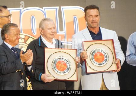 Us-amerikanischer Schauspieler und ehemaliger Gouverneur von Kalifornien, Arnold Schwarzenegger, rechts, besucht eine Aktivität von Arnold Classic Asien gesund und Sport zu fördern. Stockfoto