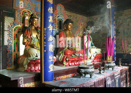 Buddha Statuen im Tempel in Fengguo Yi County, Jinzhou City, im Nordosten der chinesischen Provinz Liaoning, 2005. Stockfoto