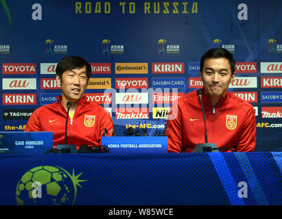 Head Coach Gao Hongbo, Links, und Feng Xiaoting der chinesischen Nationalmannschaft an einer Pressekonferenz vor dem ersten Spiel gegen Süden Ko Stockfoto