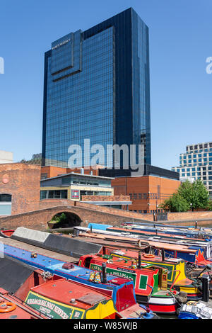 Hyatt Regency Hotel durch die Worcester und Birmingham Canal, Gas Street Basin, Birmingham, West Midlands, England, Großbritannien Stockfoto