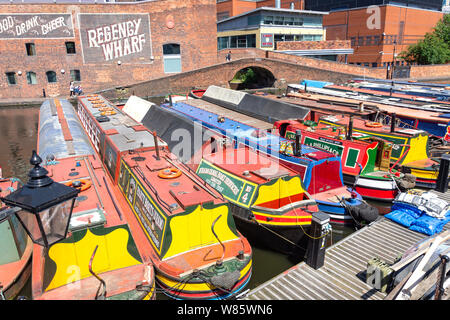 Günstig Kanalboote auf der Worcester und Birmingham Canal, Gas Street Basin, Birmingham, West Midlands, England, Großbritannien Stockfoto