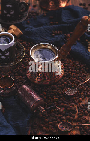 Türkische Kupfer Kaffeekanne (CEZVE), vintage Kaffeemühle, Tasse und Kaffeebohnen Stockfoto