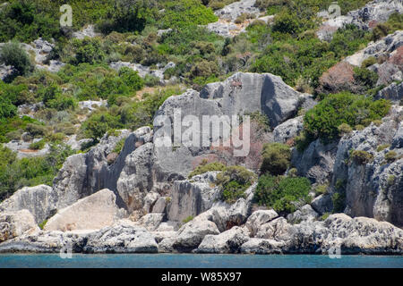 Die Ruinen der antiken Stadt von Kekova am Ufer. Stockfoto