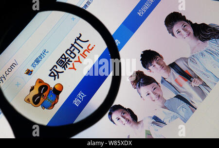 ---- Ein netizen durchsucht die Website von Chinesisch online Video Streaming operator YY Inc. in Tianjin, China, 11. Juli 2015. Die Bedeutung der Opti Stockfoto