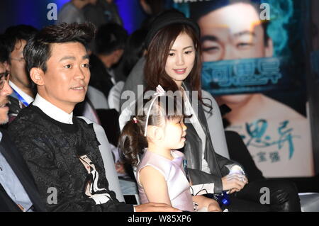 ------ Chinesische Schauspieler Wang Baoqiang, Links, seine Frau Ma Rong und ihre Tochter einer Pressekonferenz seinen Film "Unmöglich" in Peking zu fördern, Stockfoto