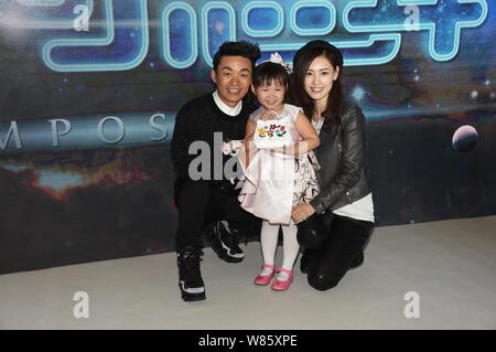 ------ Chinesische Schauspieler Wang Baoqiang, Links, wirft mit seiner Frau Ma Rong und ihre Tochter auf einer Pressekonferenz seinen Film "Unmöglich" in B fördern Stockfoto