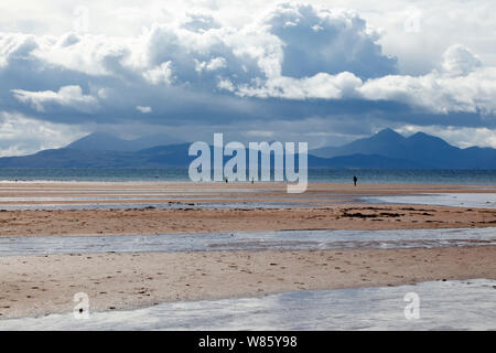 Blick vom Sandstrand auf Applecross Halbinsel über den inneren Ton zu den Cuillin Berge auf der Insel Skye, Schottland. Stockfoto