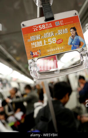 ---- Eine Werbung für Chinesische eingestuften on-line-Aufstellungsort 58.Com mit chinesischen Schauspielerin Yang Mi dargestellt auf einer U-Bahn in Shanghai, China, Stockfoto