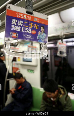 ---- Eine Werbung für Chinesische eingestuften on-line-Aufstellungsort 58.Com mit chinesischen Schauspielerin Yang Mi dargestellt auf einer U-Bahn in Shanghai, China, Stockfoto