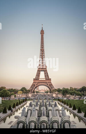 Blick auf den Eiffelturm und die Champs de Mars in Paris, Frankreich vom Palais de Chaillot bei Sonnenuntergang Stockfoto