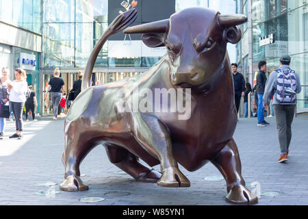 Bronze Stier Skulptur, Bullring Shopping und Freizeit-Komplex, Birmingham, West Midlands, England, Vereinigtes Königreich Stockfoto