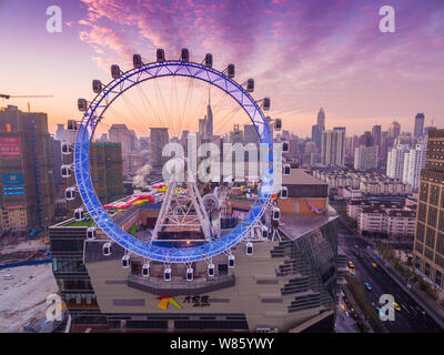 Blick auf das Riesenrad auf der Freude City Shopping Mall in Shanghai, China, 19. Dezember 2015. Stockfoto