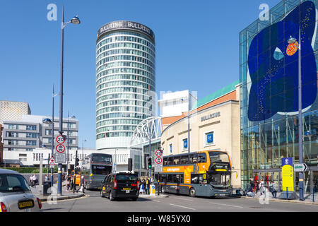 Busse und Taxis auf St Martins Circus Queensway, Birmingham, West Midlands, England, Großbritannien Stockfoto