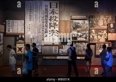 Besucher Fotos von Japan Kapitulation im Zweiten Weltkrieg an der Memorial Hall der Opfer in Nanjing Massaker zu beenden durch die Japanischen Invasoren in Nanj Stockfoto