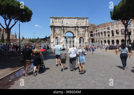 Romem, Italien - August 2019 - Touristen Sightseeing der Bereich neben Kolosseum an einem warmen Sommertag. Stockfoto