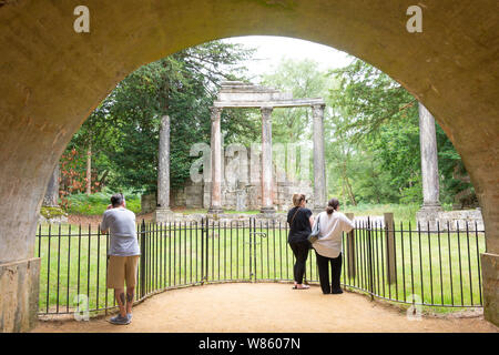 Die Ruinen in Virginia Water, Windsor Great Park, Runnymede, Surrey, England, Vereinigtes Königreich Stockfoto