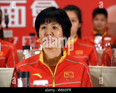 Head Coach Jenny Lang oder Lang Ping der chinesischen nationalen Volleyballerinnen nimmt an einer Pressekonferenz in Hongkong, China, 27. August 2016. Ein 64- Stockfoto