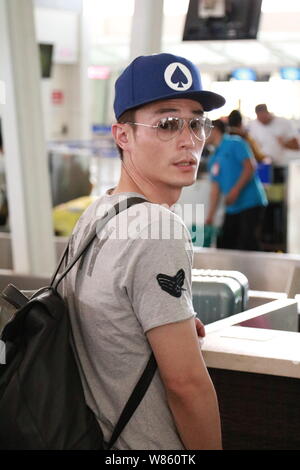 Taiwanesische Schauspieler Wallace Huo wird dargestellt, am internationalen Flughafen Ngurah Rai entfernt, bevor Sie Bali, Indonesien, 1. August 2016. Stockfoto