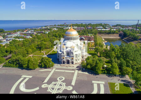 St. Nikolaus Marine Kathedrale im Stadtbild an einem sonnigen Tag (Luftaufnahmen). Kronstadt, Russland Stockfoto