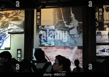 Besucher Fotos von japanischen Soldaten töten Menschen in China während des Zweiten Weltkrieges an der Memorial Hall der Opfer in Nanjing Massaker von JAP Stockfoto