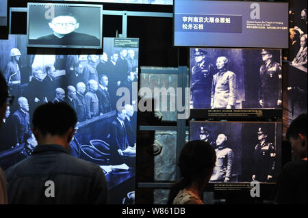 Besucher Fotos von japanischen Kriegsverbrecher vor Gericht an der Memorial Hall der Opfer in Nanjing Massaker durch die Japanischen Invasoren in Nanjing/CIT Stockfoto