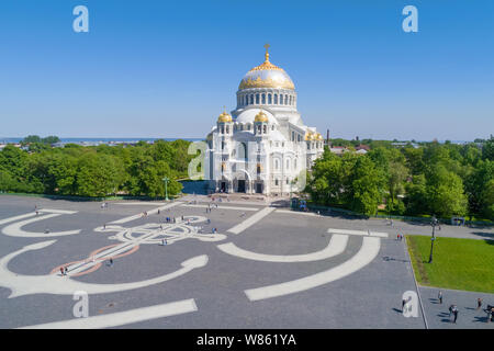 Blick auf St. Nikolaus Marine Kathedrale und Anker Square an einem sonnigen Tag (Schießen aus einem quadrocopter). Kronstadt, Russland Stockfoto