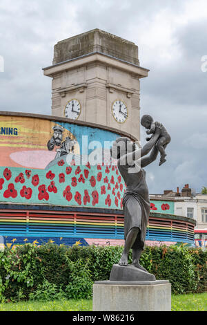 Die Bronze Frau Statue in Stockwell War Memorial. Von Bildhauer Ian Walters, die auch die Nelson Mandela statue am Festival Hall ausgelegt sind. Stockfoto