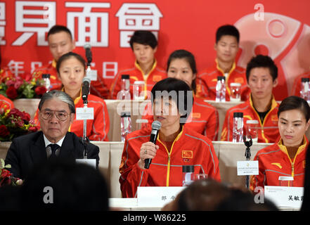 Timothy Fok Tsun-Ting, vorne links, Präsident des Olympischen Komitees von Hong Kong, Head Coach Jenny Lang oder Lang Ping der chinesischen nationalen Frauen vol. Stockfoto