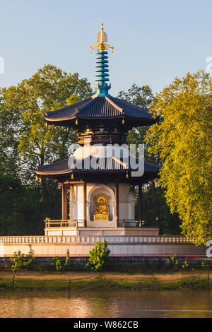 England, London, Kennington, Vauxhall Gardens, Japanisch Frieden Pagode und Themse Stockfoto