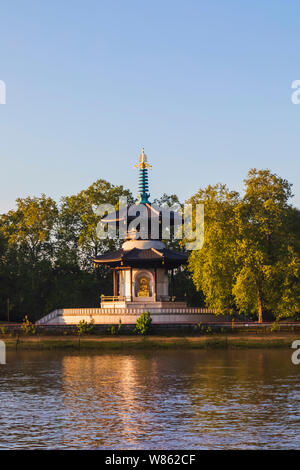 England, London, Kennington, Vauxhall Gardens, Japanisch Frieden Pagode und Themse Stockfoto