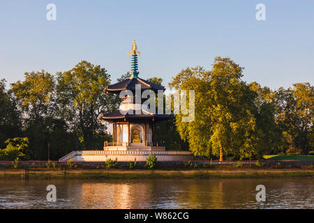 England, London, Kennington, Vauxhall Gardens, Japanisch Frieden Pagode und Themse Stockfoto