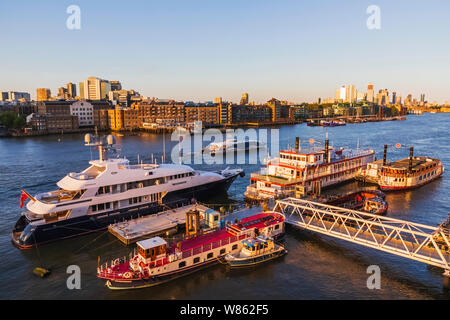 England, London, Luxus Motoryacht Broadwater und andere Rivercraft auf der Themse Stockfoto