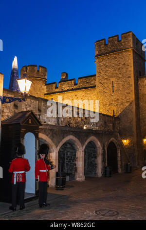 England, London, Tower of London, Nacht Blick in den Tower von London, der die Burgmauern und Wachen mit Der Shard im Hintergrund Stockfoto