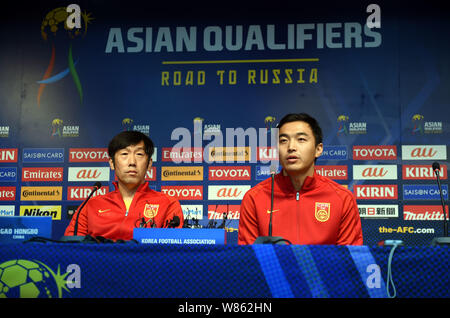 Head Coach Gao Hongbo, Links, und Feng Xiaoting der chinesischen Nationalmannschaft an einer Pressekonferenz vor dem ersten Spiel gegen Süden Ko Stockfoto