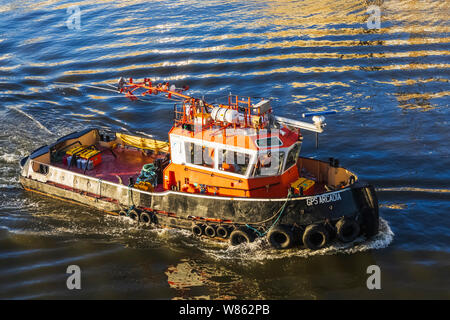 England, London, Tugboat GPS Arcadia auf der Themse Stockfoto